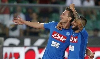 Milik esulta con Insigne dopo il goal al Verona
