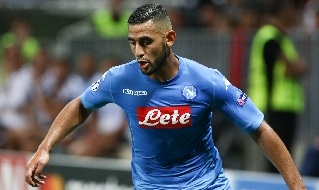 Faouzi Ghoulam è un calciatore francese naturalizzato algerino, difensore del Napoli e della Nazionale algerina