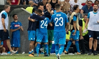 Lorenzo Insigne esulta per il 2-0 di Nizza - Napoli