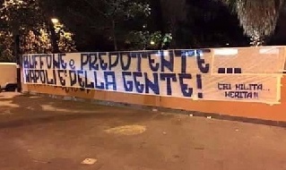 Striscione contro De Laurentiis: "Buffone e prepotente, Napoli è della gente"