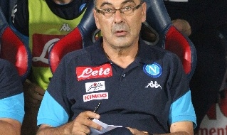 Maurizio Sarri prende appunti in panchina