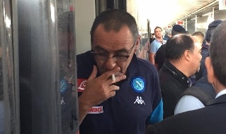 Maurizio Sarri fuma l'ultima sigaretta prima di salire sul treno per Roma