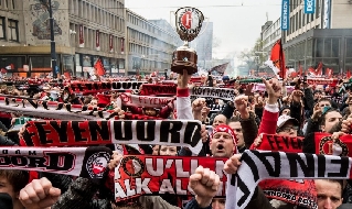 Tifosi del Feyenoord esultano per Rotterdam