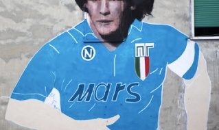 Il nuovo volto al murales di Maradona