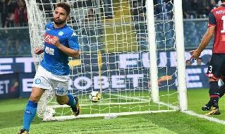 Mertens festeggia un gol da favola contro il Genoa