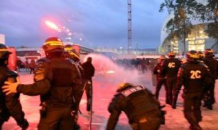 Scontri tra tifosi di Verona e Napoli