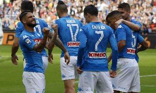 Napoli-Sassuolo 3-1, Lorenzo Insigne esulta con i compagni