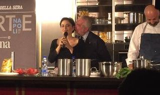 De Laurentiis indossa in grembiule pronto per cucinare