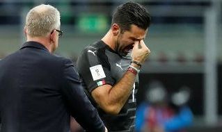 Buffon piange dopo l'eliminazione dell'Italia contro la Svezia