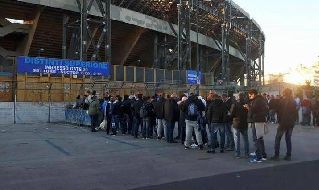 Tifosi in fila allo stadio San Paolo