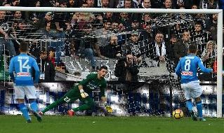 Jorginho calcia il rigore in Udinese-Napoli