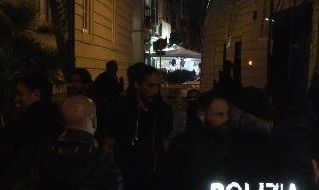 Polizia all'esterno dell'Hotel Caracciolo in attesa dell'Hellas Verona