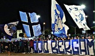 I tifosi del Napoli accolgono gli azzurri a Capodichino topo la vittoria contro l'Atalanta