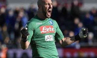 Pepe Reina esulta in Atalanta-Napoli nella 21esima di Serie A
