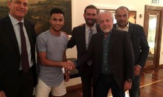 Adam Ounas stringe la mano ad Aurelio De Laurentiis