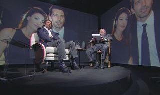 Gianluigi Buffon insieme a Maurizio Costanzo