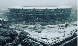 Stadio San Paolo innevato visto dall'esterno