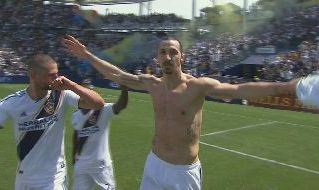 Zlatan Ibrahimovic esulta dopo un gol