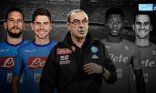 Mertens e Jorginho a sinistra, Sarri al centro, Diawara e Milik a destra dell'allenatore della SSC Napoli