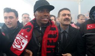 Robinho accolto dai tifosi del Sivasspor all'aeroporto in Turchia