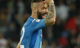 Tonelli, difensore del Napoli esulta dopo il gol