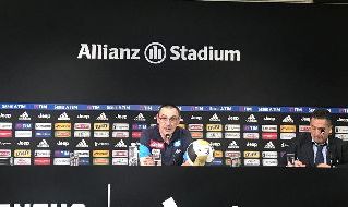 Sarri, allenatore del Napoli, in conferenza stampa