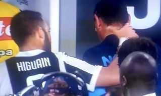 Higuain e Sarri, i due si abbracciano a fine partita Juventus-Napoli