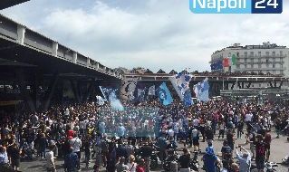 I tifosi del Napoli salutano la squadra prima della trasferta contro la Fiorentina
