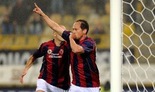Adailton esulta dopo un gol con il Bologna