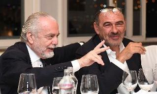 Sarri e De Laurentiis a cena a villa d'Angelo: il patron continuerà a pagargli il contratto