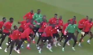 Il balletto nel riscaldamento dei calciatori del Senegal