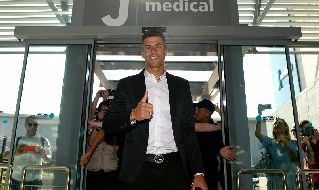 Joao Cancelo dopo le visite mediche con la Juventus