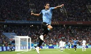 Cavani esulta dopo un gol con l'Uruguay