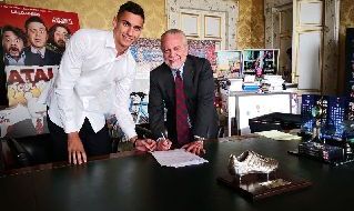 Alex Meret con il presidente De Laurentiis