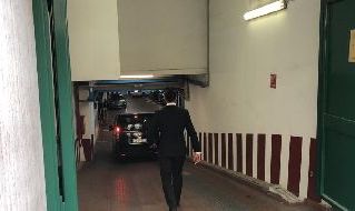 Carlo Ancelotti raggiunge l'hotel