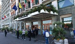 L'esterno dell'Hotel Vesuvio di Napoli