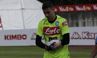 Alex Meret con la mano fasciata dopo lo scontro a Dimaro, secondo allenamento con il Napoli
