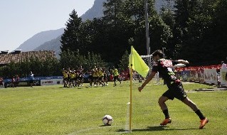 Carlo Ancelotti firma autografi ai tifosi dopo l'allenamento a Dimaro
