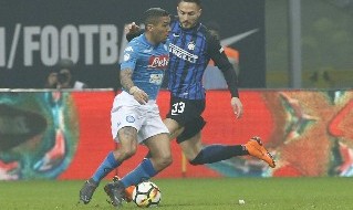 Danilo D'Ambrosio con la maglia dell'Inter contro il Napoli