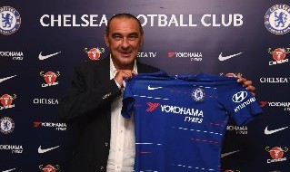 Maurizio Sarri con la maglia del Chelsea
