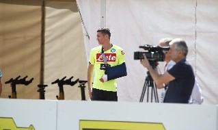 Alex Meret sul campo di Carciato in Dimaro-Folgarida con la maglia del Napoli dopo l'infortunio