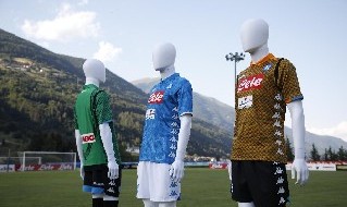 Le nuove maglie della SSC Napoli, stagione 2018/19, sul campo di Dimaro-Folgarida
