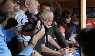 De Laurentiis firma autografi ai tifosi nell'SSC Napoli store di Dimaro - Folgarida