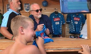 De Laurentiis, presidente della SSC Napoli, regala la maglia ad un bambino per il compleanno
