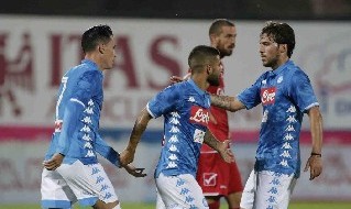 Roberto Inglese esulta dopo il primo gol con la maglia del Napoli