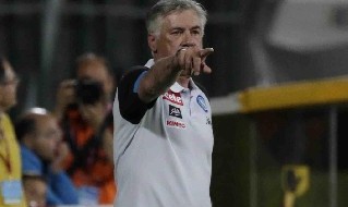 Carlo Ancelotti in panchina con il Napoli contro il Carpi