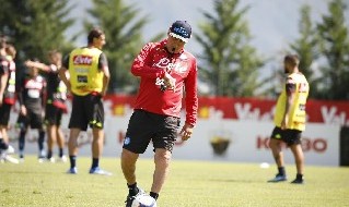 Carlo Ancelotti guida un allenamento del Napoli