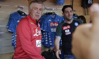 Ancelotti firma maglie nello store del Napoli