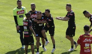 I calciatori del Napoli ridono durante l'allenamento