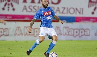 Lorenzo Tonelli in azione a Dimaro con la maglia del Napoli